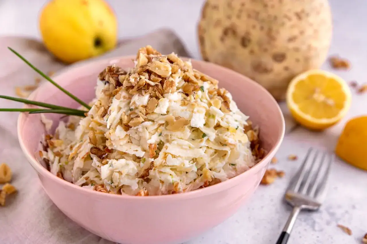 Selleriesalat nach Omas Rezept, frisch gerieben, mit Waln&uuml;ssen und Kr&auml;utern garniert. Ein Klassiker, der immer schmeckt.