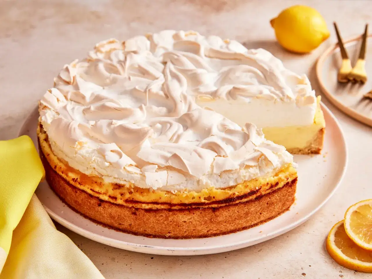 Ein köstlicher Zitronen Schmand Kuchen mit luftiger Baiserhaube, bereit zum Genießen.
