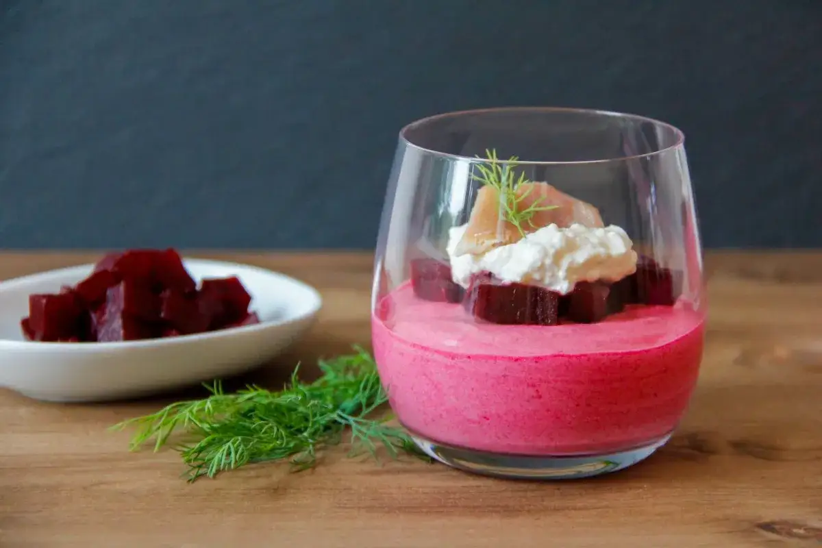 Rote Bete Mousse im Glas mit W&uuml;rfeln, Frischk&auml;se und Dill. Ein leckeres Rezept f&uuml;r rote Bete Mousse.