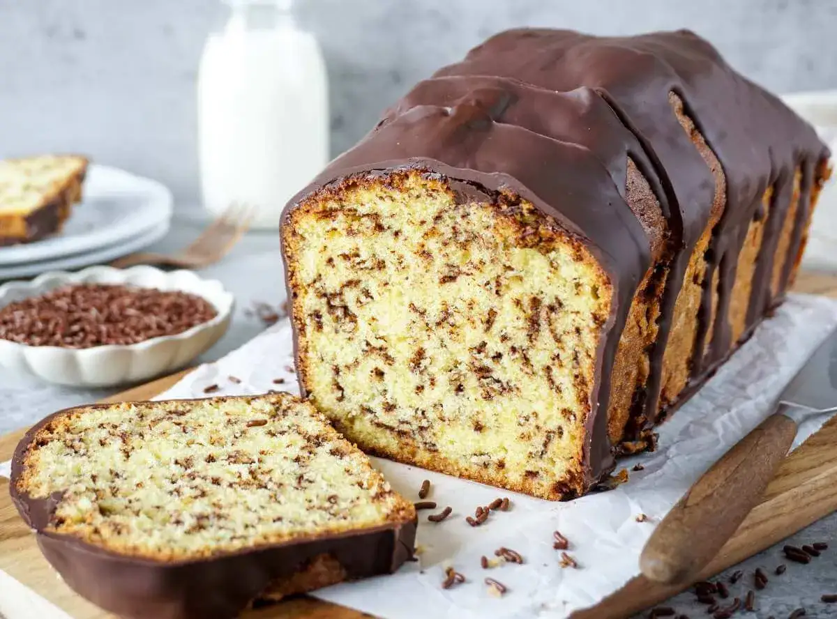 Schokoladenkuchen mit Streuseln, ein neues Rezept f&uuml;r Kuchen-Liebhaber. Saftig und mit Schokoglasur &uuml;berzogen.