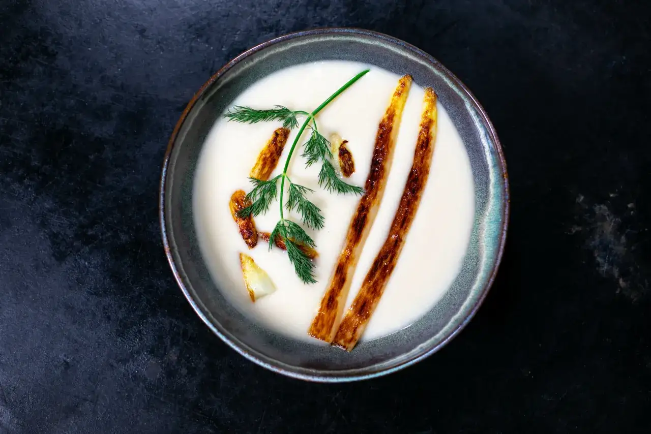 Cremige Spargelsuppe mit gebratenen Spargelspitzen und Dill. Ein einfaches Rezept für Spargelsuppe, das begeistert.