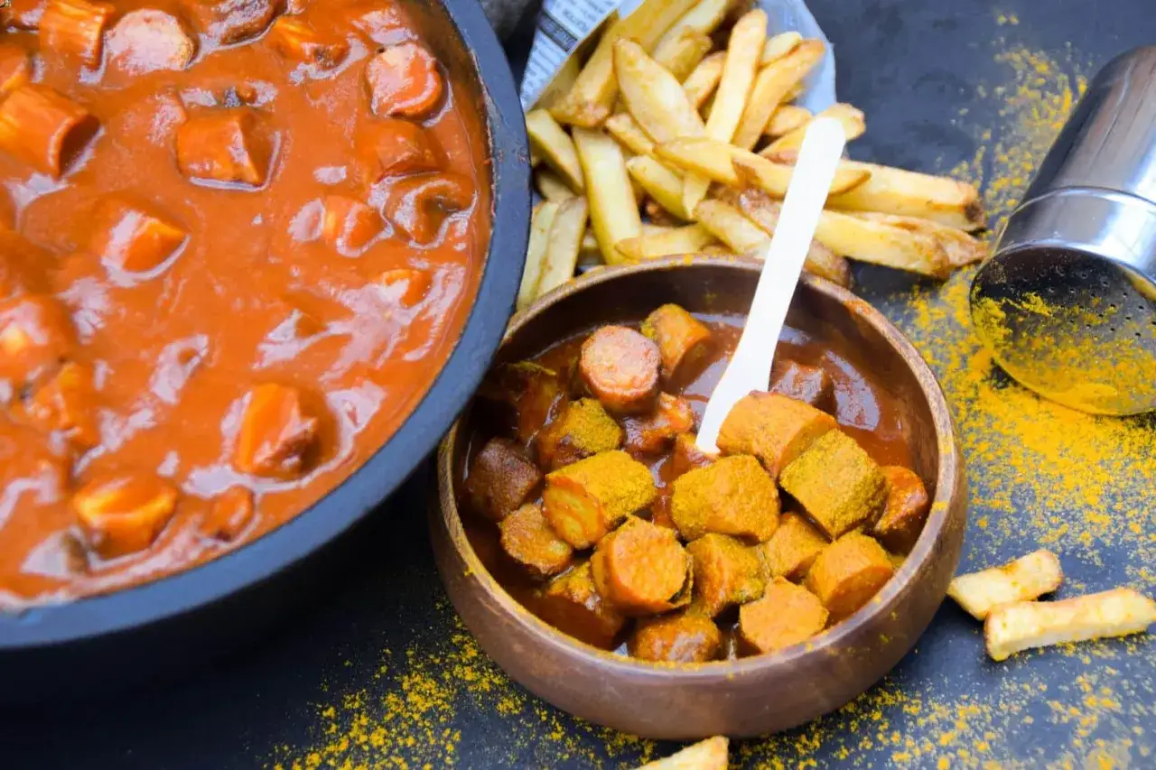 Currywurst mit Pommes und einer köstlichen, selbstgemachten Currysauce. Einfach und lecker!