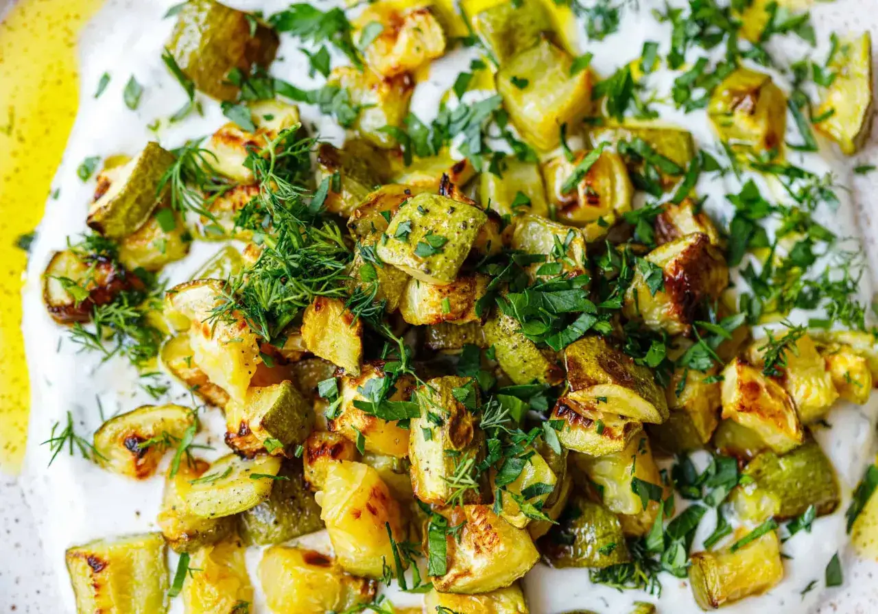 Gegrillte Zucchini-Würfel mit Joghurt und frischen Kräutern, ein köstlicher zucchini salat mit joghurt.