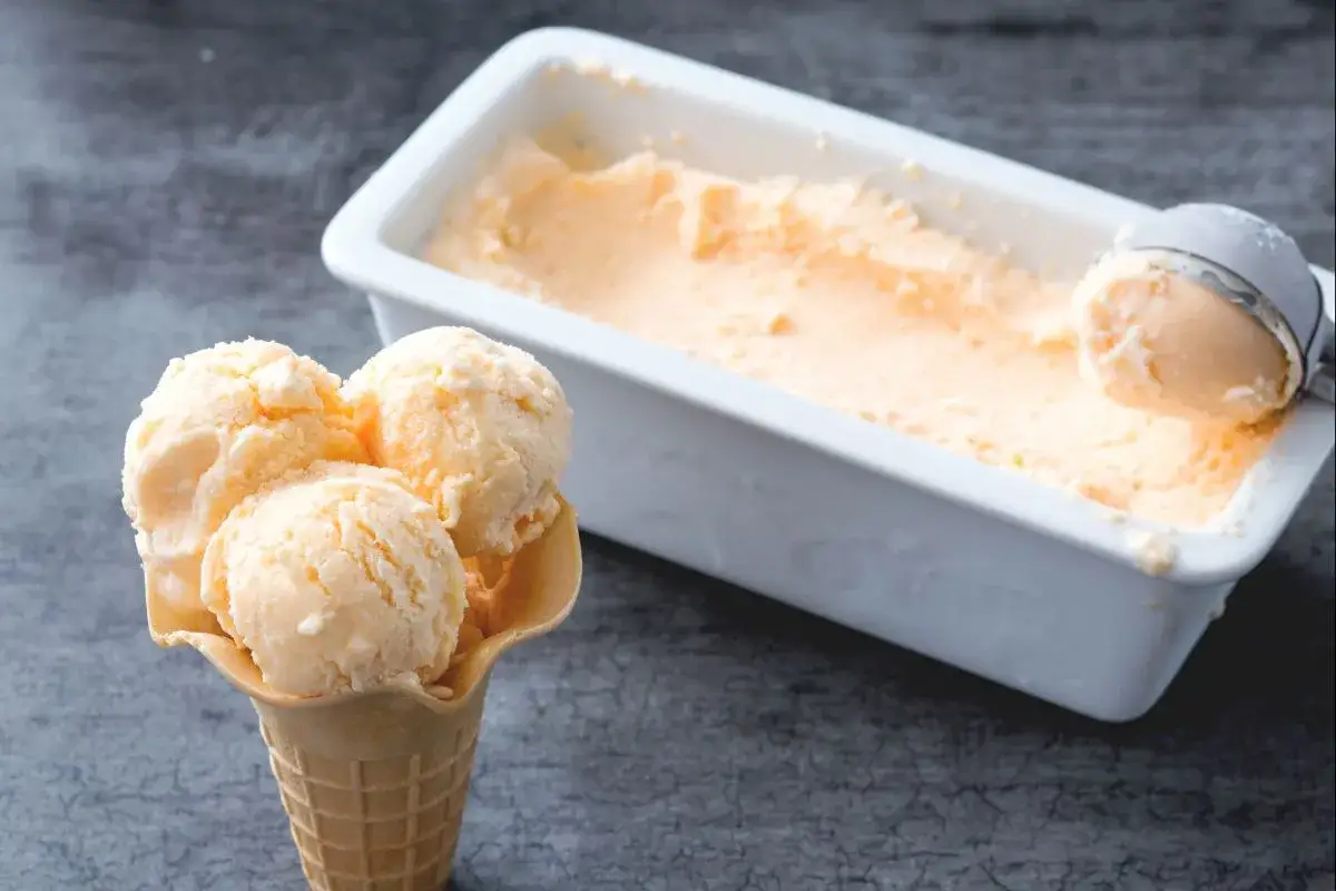 Erfrischendes Meloneneis selber machen: Drei Kugeln im Waffelhörnchen und eine Eisschale mit Eiskugel-Former.