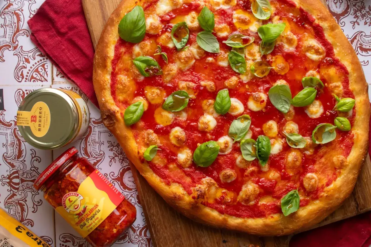 Pizza mit geschmolzenem Mozzarella, Basilikum und einem Hauch von scharfem Honig. Perfekt f&uuml;r ein Hot Honey Rezept!