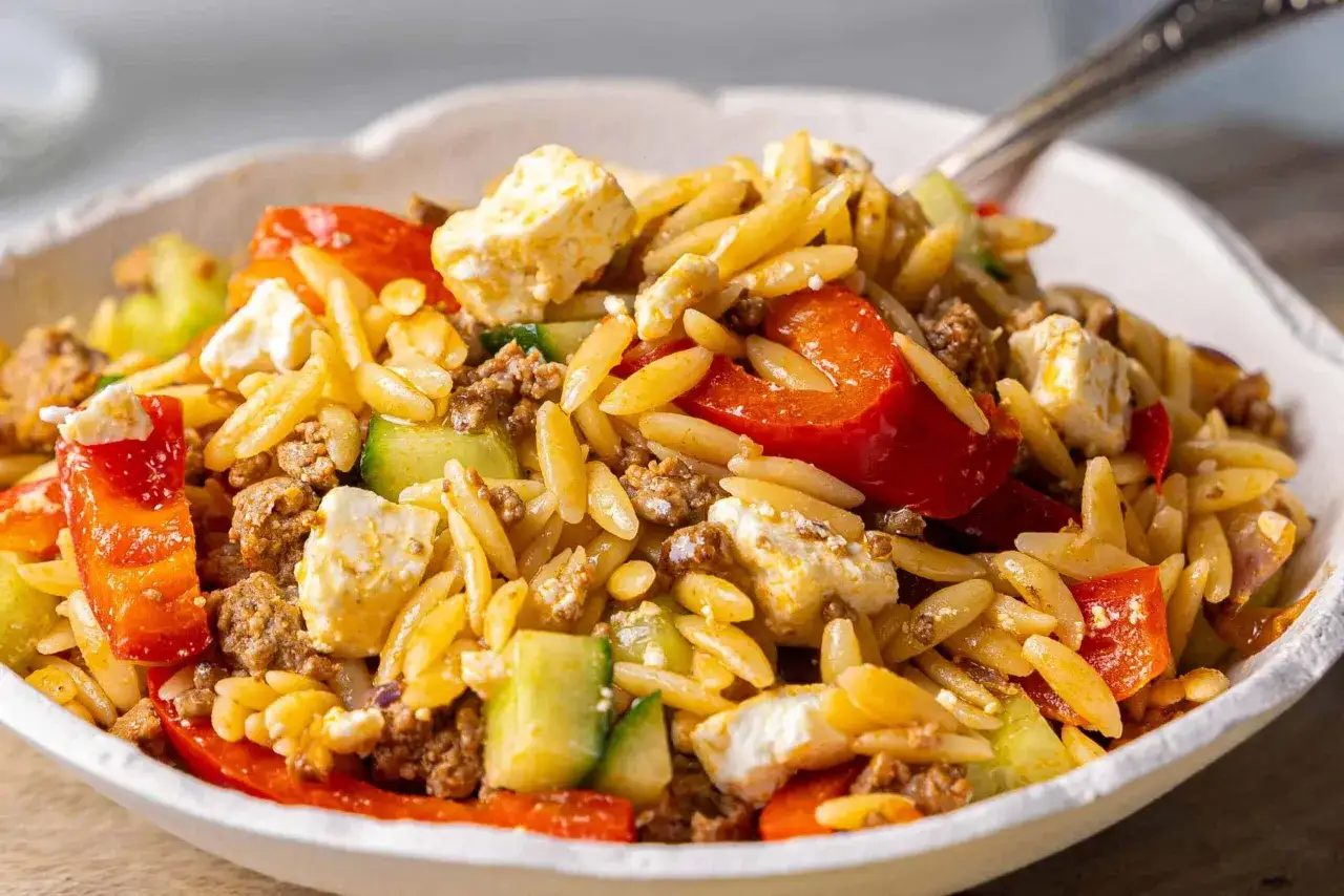 Herzhafter Kritharaki Salat mit Hackfleisch, Feta, Gurke und roten Paprikast&uuml;cken. Ein k&ouml;stliches Gericht, das alle Geschmacksnerven verw&ouml;hnt.