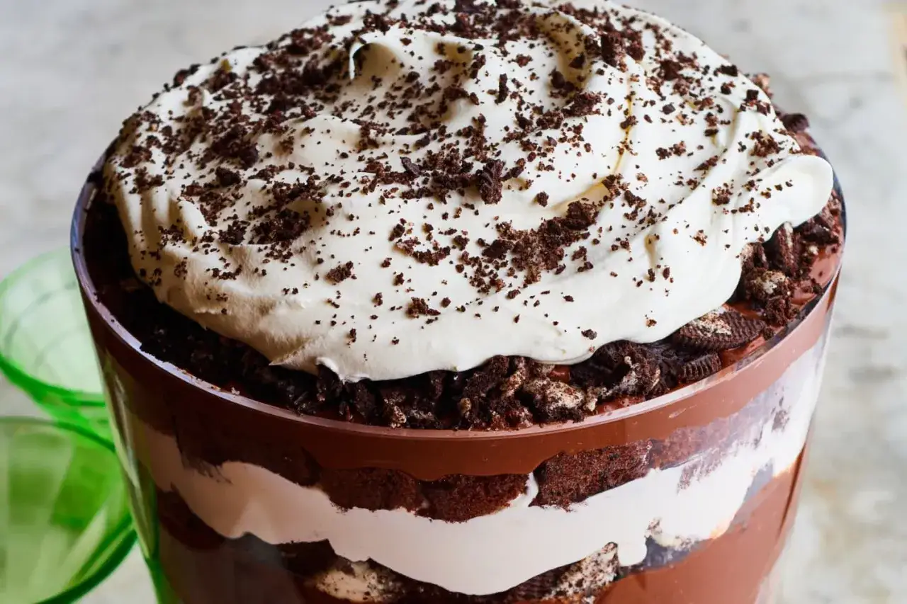 Schokoladentraum im Glas: Schichten aus Kuchen, Creme und zerbröselten Keksen, gekrönt von Sahne und Schokostreuseln. Ein schnelles Dessert, das alle begeistert.