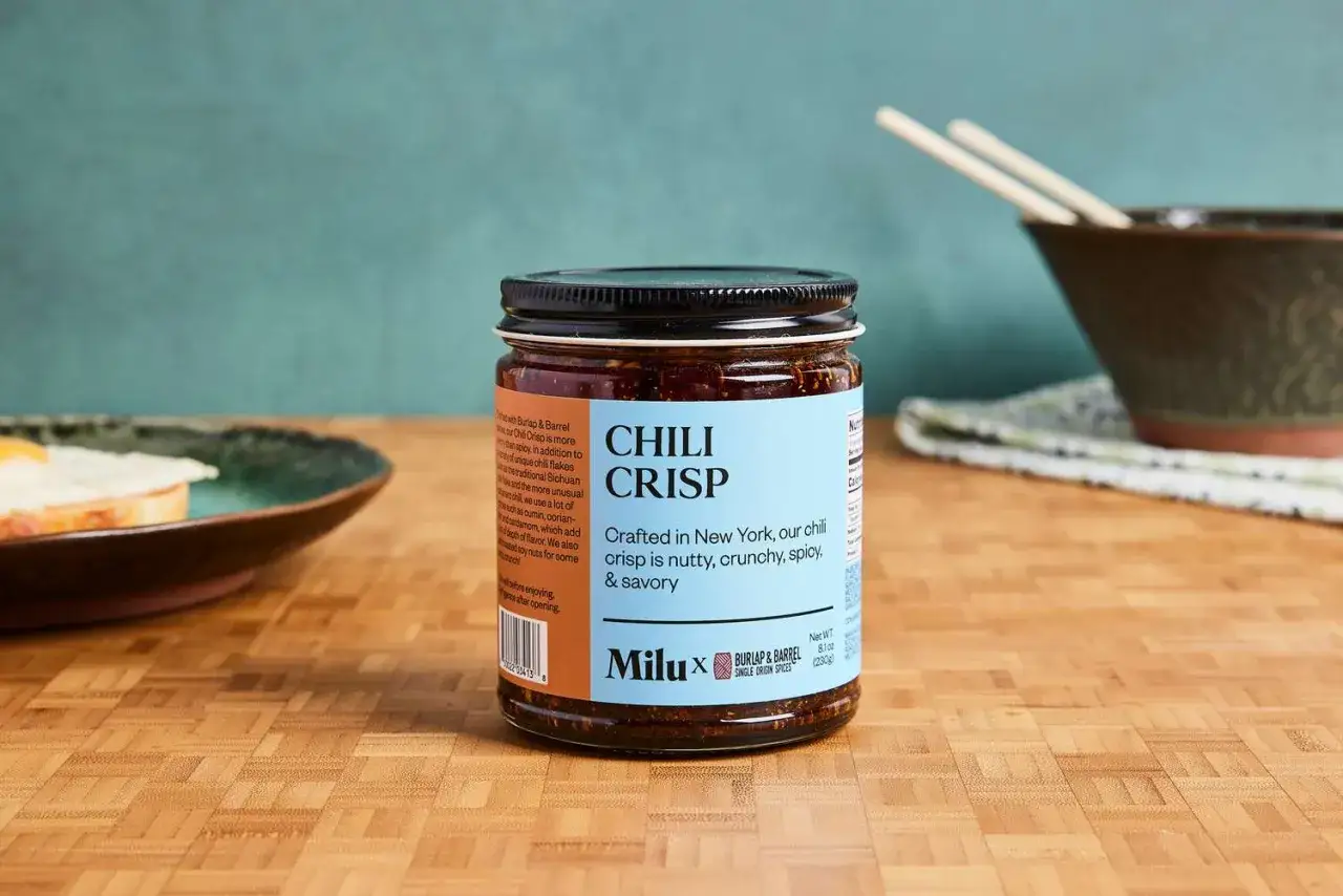 Glas mit w&uuml;rzigem, knusprigem Chili Crisp. Perfekt f&uuml;r jedes Gericht, um ihm mehr Geschmack zu verleihen.