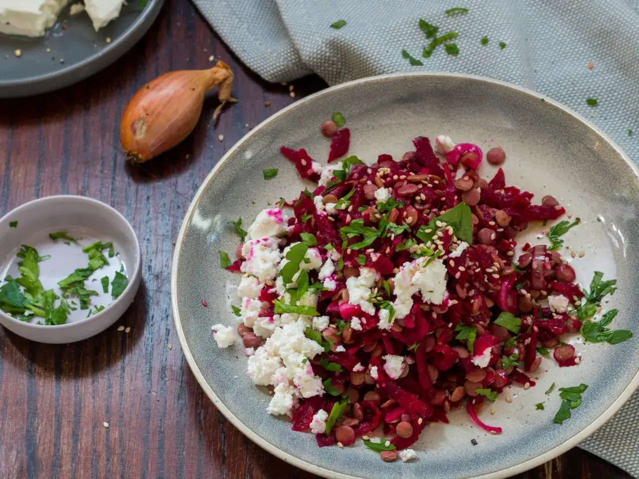 Bunter Salat mit Rote Bete, Linsen und Feta. Ein leckeres Rezept für einen herzhaften Rote Bete Salat.