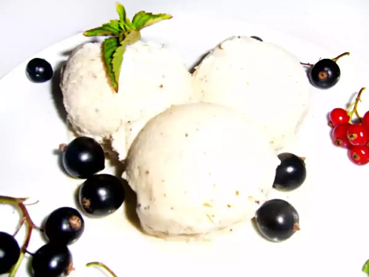 Eis selber machen ohne Eismaschine: Cremiges Vanilleeis mit schwarzen Johannisbeeren und roten Johannisbeeren garniert.