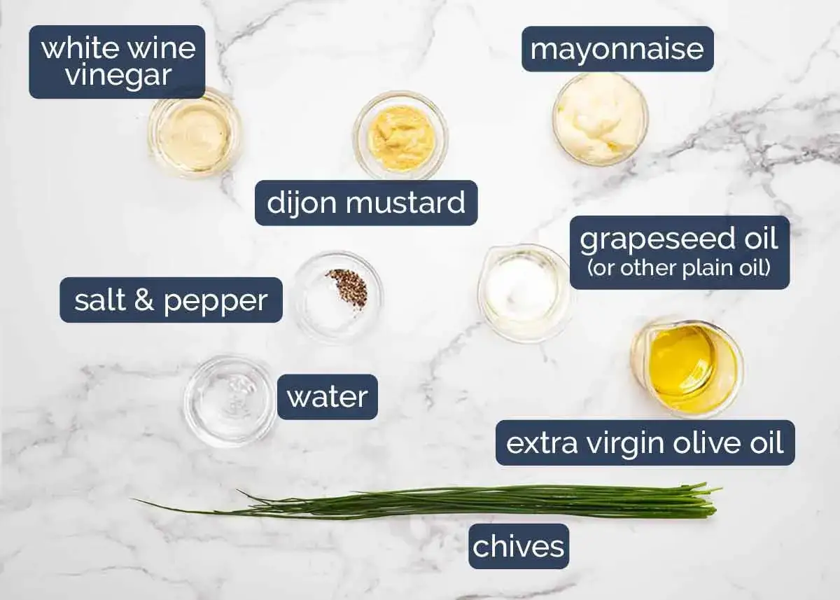 Zutaten f&uuml;r ein klassisches French Dressing: Essig, Senf, Mayo, &Ouml;le, Salz, Pfeffer, Wasser und Schnittlauch.