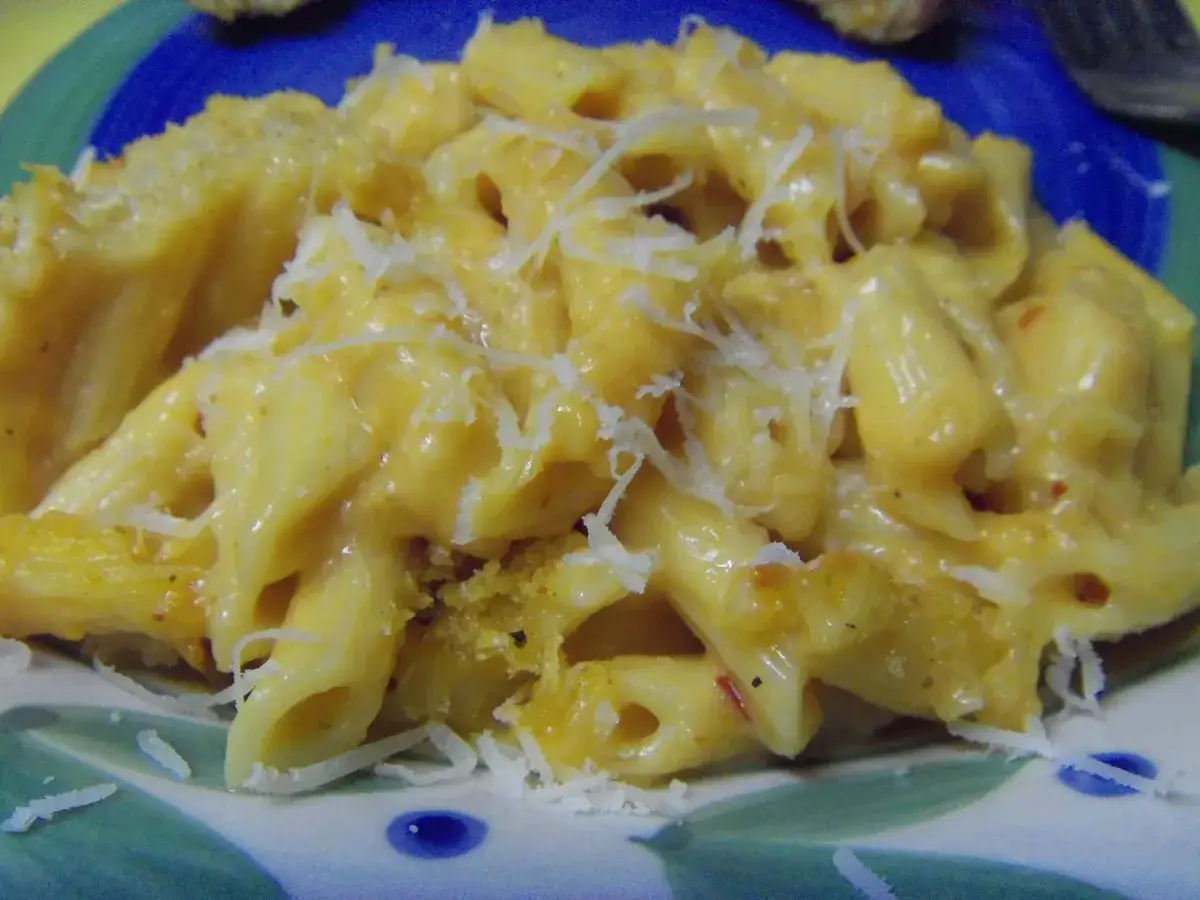 Cremige Penne mit Sugo Aurora, &uuml;berbacken mit geriebenem K&auml;se. Ein Genuss f&uuml;r jeden Gaumen!