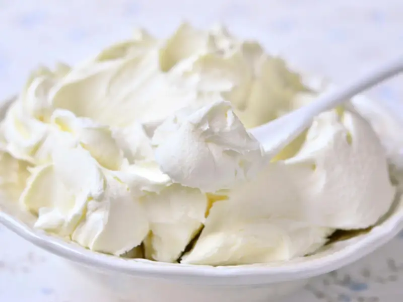 Eine Schüssel voller luftiger Mascarponecreme, bereit für Tiramisu oder andere süße Kreationen.